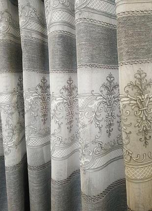 Тюль белого цвета на льяной основе с серой полоской и растительным узором  для зала