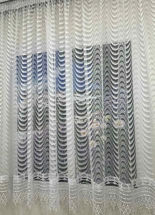 Короткая пряма тюль на кухню белая с рисунком и кружевом по низу для кухни