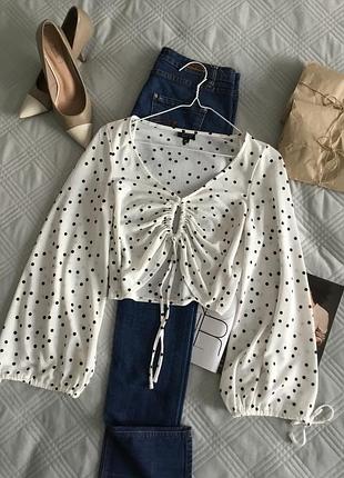 Эффектная блуза укорочённого кроя с широкими рукавами в горохи в размере