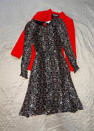 Платье в змеиный принт миди с рукавами