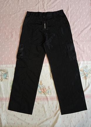 Нейлонові карго штани prettylittlething     .