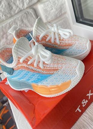 Дитячі кросівки ізіки yeezy в яскравих кольорах