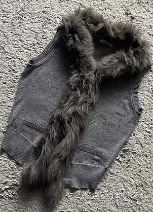 Стильная, трикотажная безрукавка-жилетка с мехом