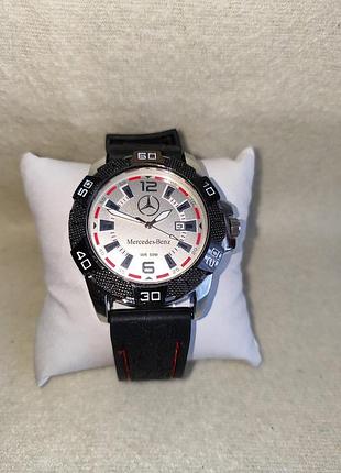 Мужские наручные часы на ремне.