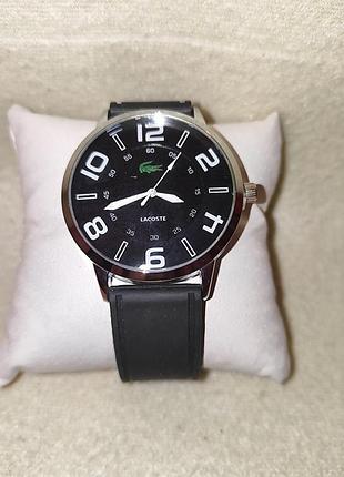 Мужские наручные часы на ремне.