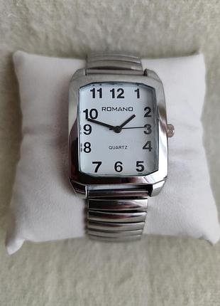 Мужские наручные часы на браслете.