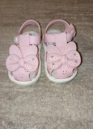 Ніжні рожеві босоніжки на дівчинку💐