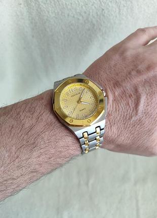 Мужские наручные часы на браслете.