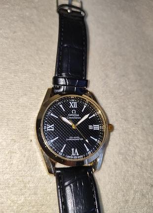 Мужские наручные часы на ремне.