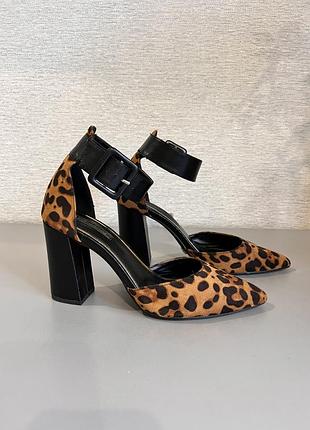 Туфлі з ремінцем