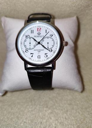Чоловічий наручний годинник на ремені. perfekt