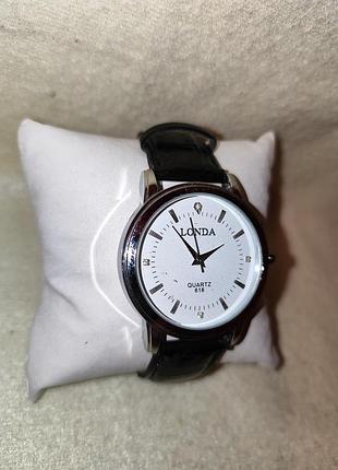 Мужские наручные часы на ремне.