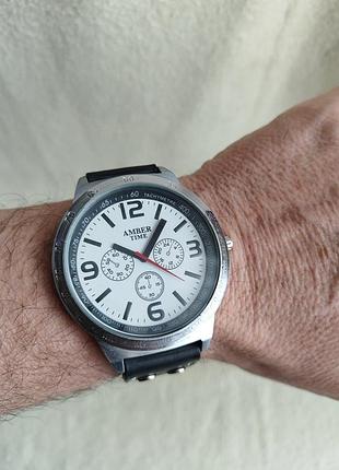 Мужские наручные часы на ремне.