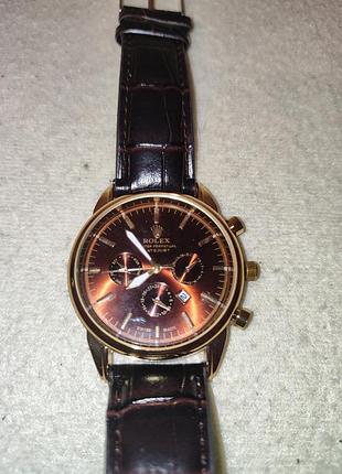 Мужские наручные часы на ремне.