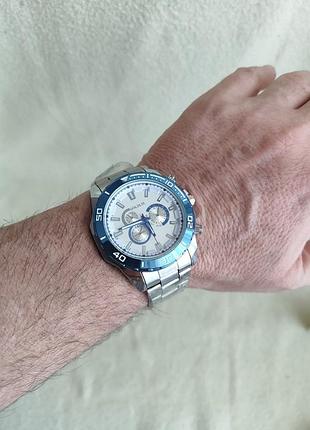 Мужские наручные часы на браслете.