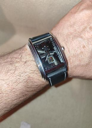 Мужские наручные часы на ремне.
