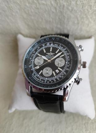 Мужские наручные часы на ремне.