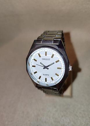 Мужские наручные часы на браслете.