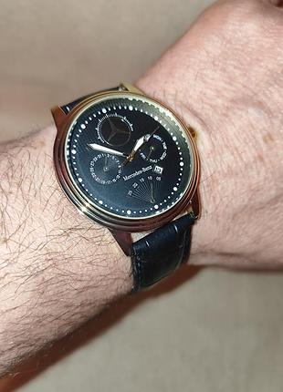 Мужские наручные часы на ремне.