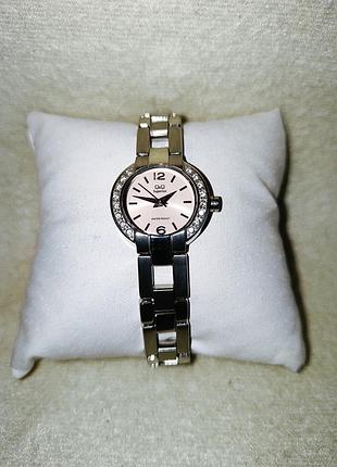 Часы женские наручные q&q superior