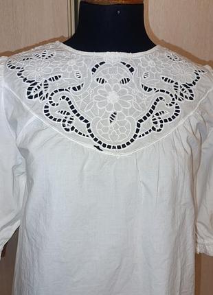 Хлопковая блуза с вырезанием