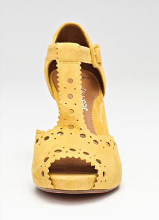 Замшевые желтые босоножки на каблуке clarks | интертоп1 фото