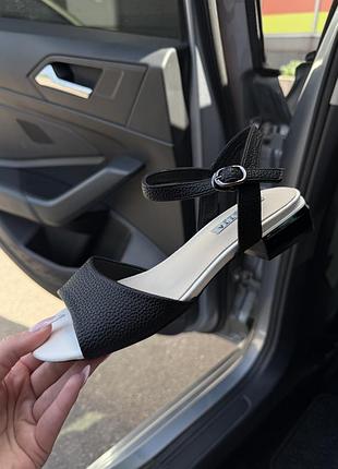 Легкі босоніжки класика каблучок