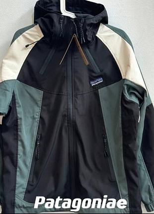 Вітровка чоловіча patagonia чорна з капюшоном