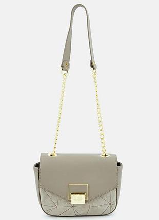 Бежевая кожаная сумка кроссбоди