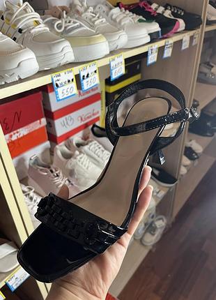 Босоніжки зручний каблук