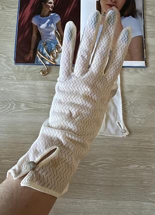 Тонкие белые прозрачные перчатки