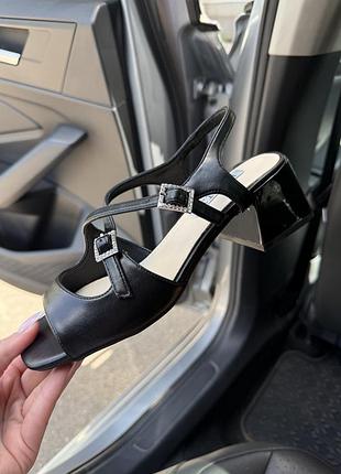 Чорні босоніжки класика на каблуку