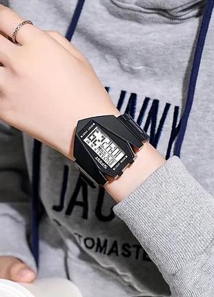 Мужские и женские цифровые спортивные часы с черно-белой силиконовой лентой, который имеет отражение даты и неперезаряжений