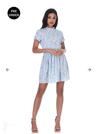 Голубое платье с цветочным принтом и рюшами