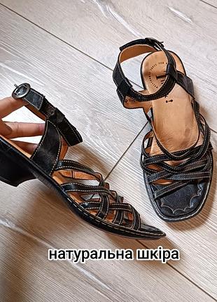Стильные легкие кожаные босоножки на маленьком каблуке бренда think