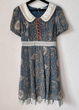 Блакитна літня міні сукня з орнаметном, з коротким рукавом і коміром axes femme