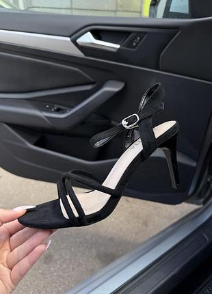 Ідеальні босоніжки на каблуку шпильці чорні