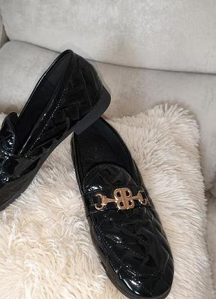 Шикарні лакові туфлі