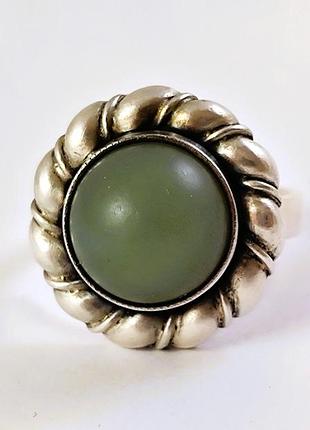 Серебряное кольцо с нефритом. 925 проба.