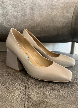 Шкіряні туфлі на широкому підборі sasha fabiani