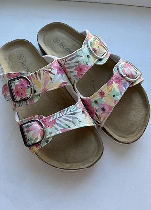 Шльопанці у стилі birkenstock