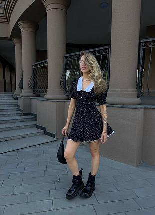 Сукня з білим комірцем