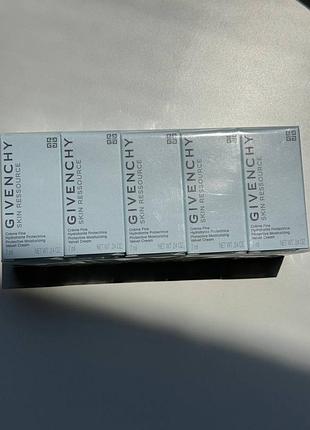 Увлажняющий легкий крем для лица givenchy skin ressource protective moisturizing velvet cream