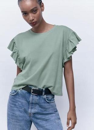 Базова футболка zara, насичено мʼятного кольору, з рюшами, матеріал бавовна, розмір s-m