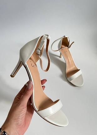 Базові білі босоніжки на каблуку класичні босоніжки білі на підборах босоніжки на шпильці