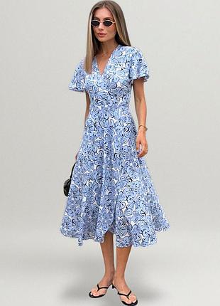 Платье на запах миди летнее женское из штапеля цветочный принт приталенное расклешенная базовая повседневная праздничная батал голубая