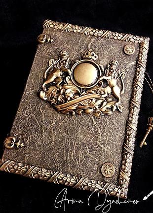 Шкатулка-книга,скринька "геральдичні леви"