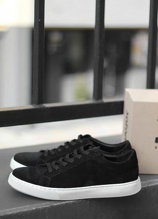 Чорні кеди з м 'якої замші на білій підошві