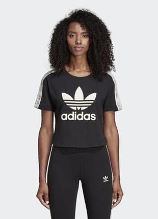Укороченная футболка adidas