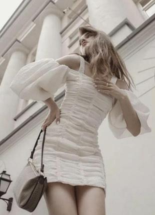 Жатое кремовое платье с открытыми плечами драпировкой и пышными рукавами-фонариками